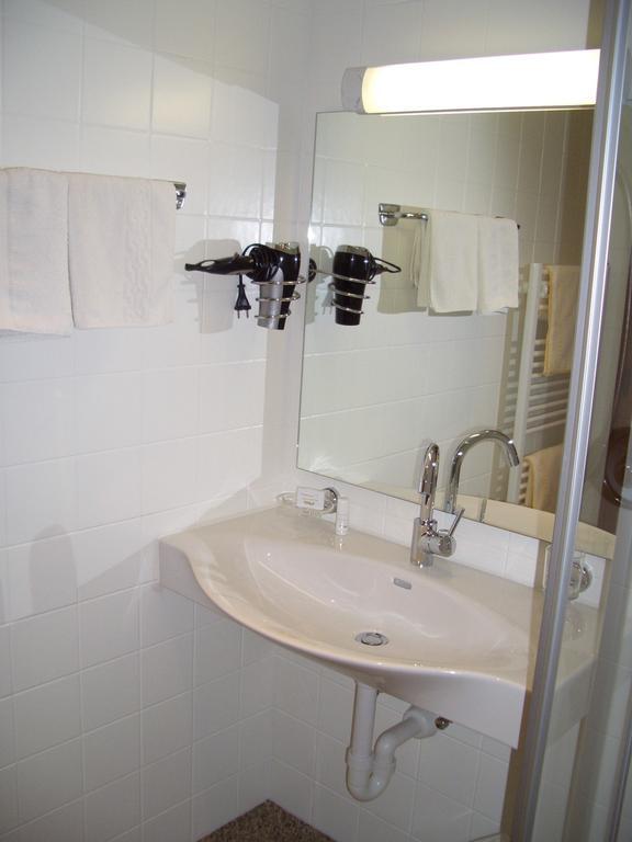 Gaestehaus Burgi Fuegen Room photo